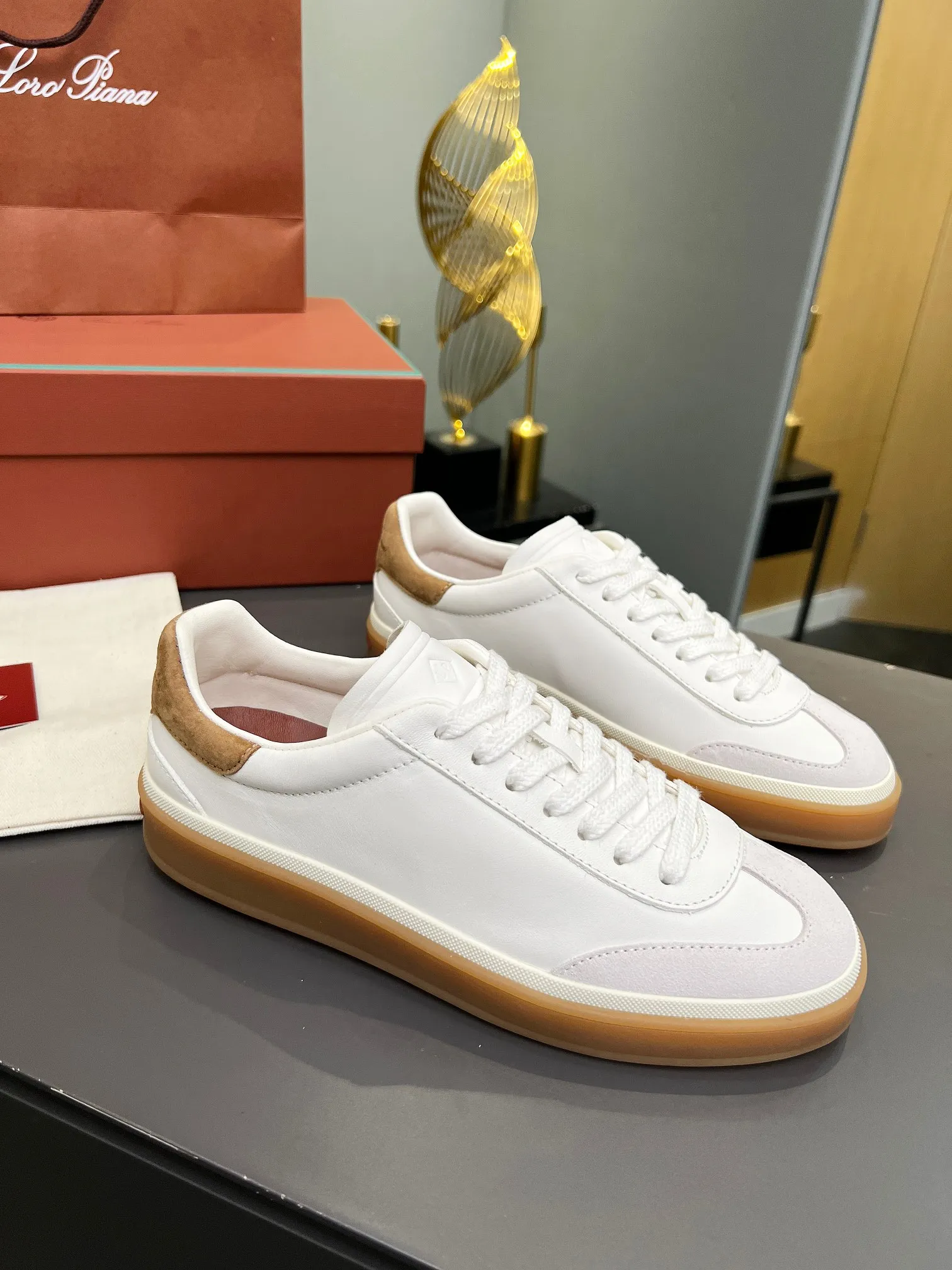 Factory price: 580💰Purchase level, high version🦅⛳️ Italy [Loro men's shoes💰iana] Tennis walk series L men's shoes💰Couple moral training shoes casual sports shoes sneakers🎁🎁 Original purchase development and production This new suede tennis shoe adopts an ultra-low design, suitable for wearing all year round👫👫 The wrapped sole creates an effortlessly attractive color combination that harmoniously blends functionality with understated style, making it the ideal shoe for urban wear. Soft calfskin tongue with Kummel color insert at the heel, embossed L Men's shoes 💰 Logo Cotton lace upper, cowhide suede sole Rubber-lined calfskin ✦ Upper: imported first-layer cowhide ➕ Customized original cowhide ✦ Lining: cowhide lining ➕ Cow leather insole ✦ Sole: Original open-molded T men's shoe 💰R ultra-lightweight outsole ✦Packaging: Original full set of packaging ✦Female size: 35--40, ✦Male size: 39--44, customized 45